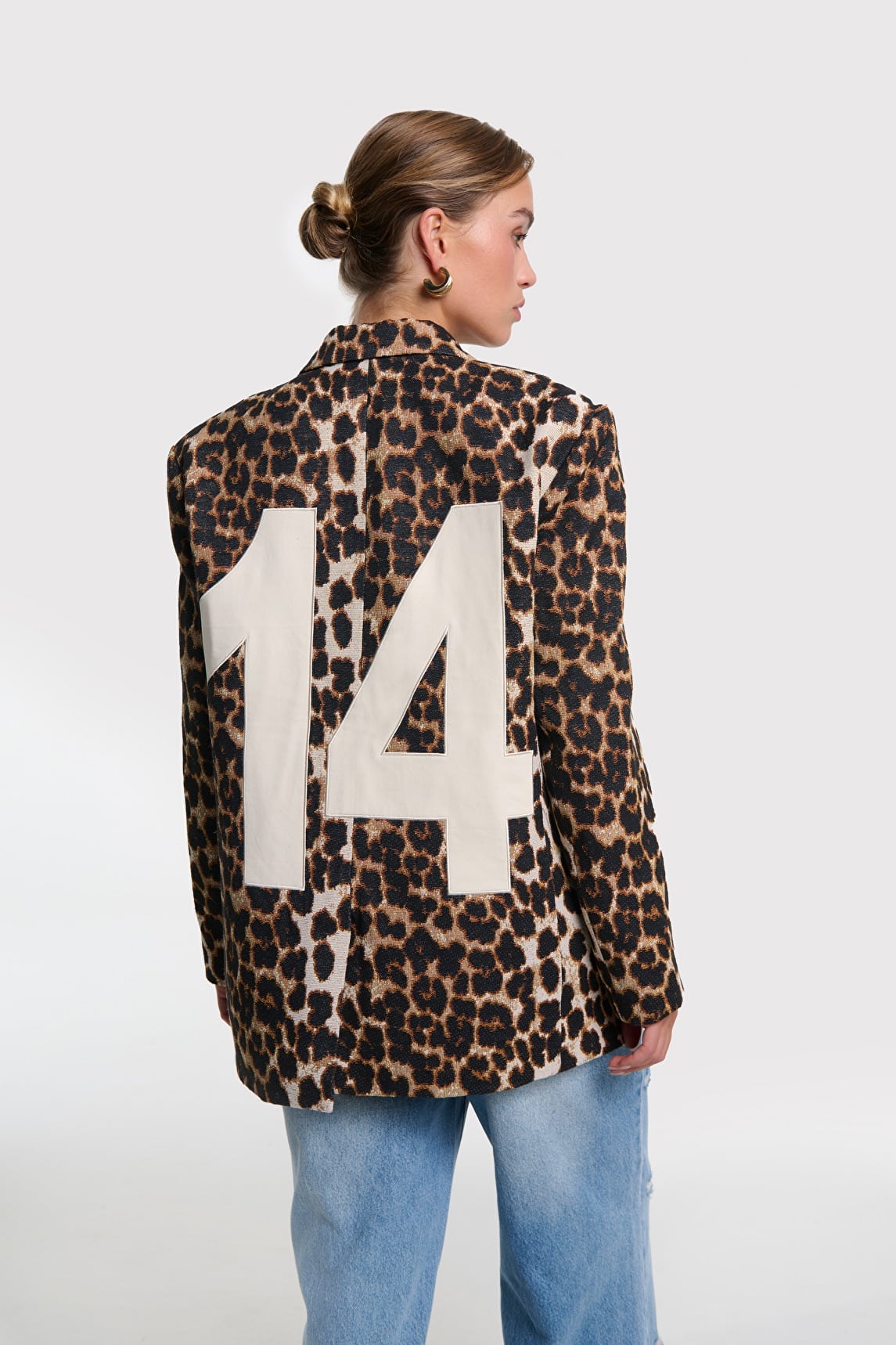 Panterprint blazer Alix The Label met groot rugnummer 14 op de achterzijde