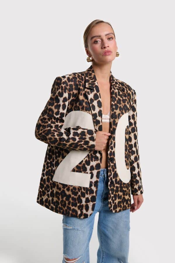 Alix The Label blazer panterprint met rugnummer 20 op voorzijde