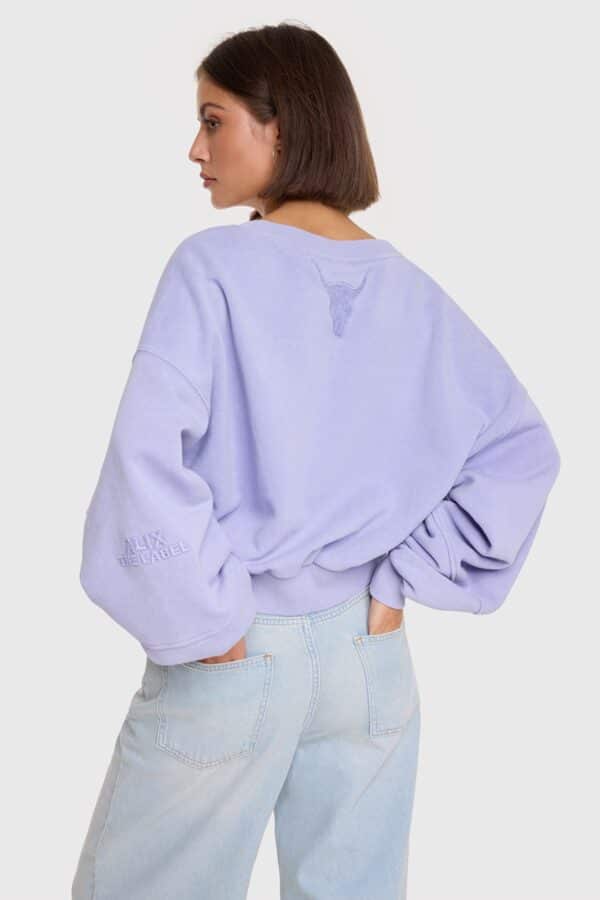 Lila sweater Alix The Label met geborduurd stierenkop logo op de rug