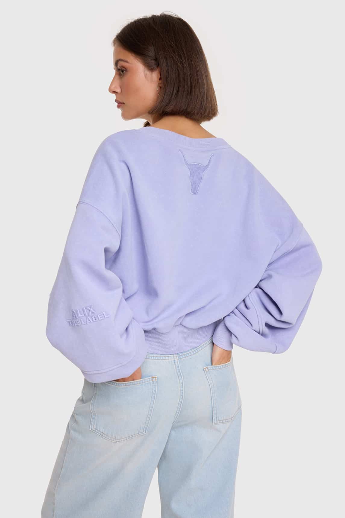 Lila sweater Alix The Label met geborduurd stierenkop logo op de rug